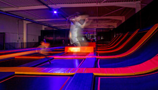 De Main Jump is wat het zegt. Een gigantische zone met variatie troef. Met maar liefst 23 trampolines, een hindernissenparcours en de schuine muur.