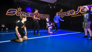 Jump eens tegen een verticale muur om daarna tegen het grote kussen te bouncen en dan weer op te springen en als een echte superhero van wall to wall te moven.