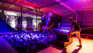 De foam pit lacht je toe! Met of zonder salto erin jumpen is pas pure fun om te verdrinken in de foam blocks.
