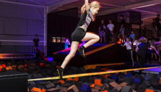 In een andere area van de Foam Pit hebben we een slack line waar je lenigheid en snelheid kan testen. Just try it!