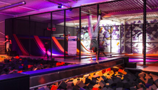 Boven de Foam Pit ligt een heuse Battle Bar. Ga de strijd aan met vriend of vijand en probeer zelf staande te blijven.